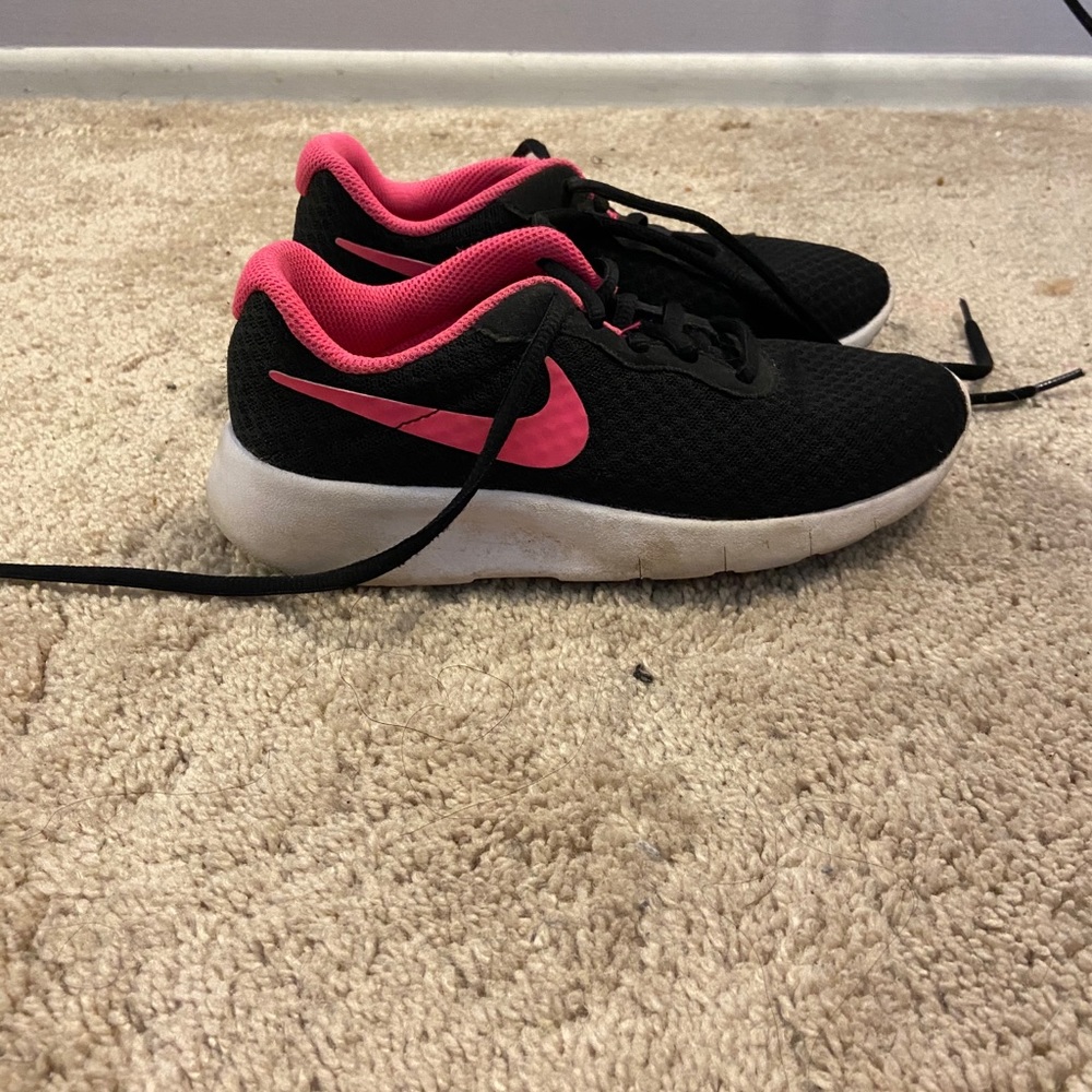 NIKE GIRLS SHOES SIZE 2.5